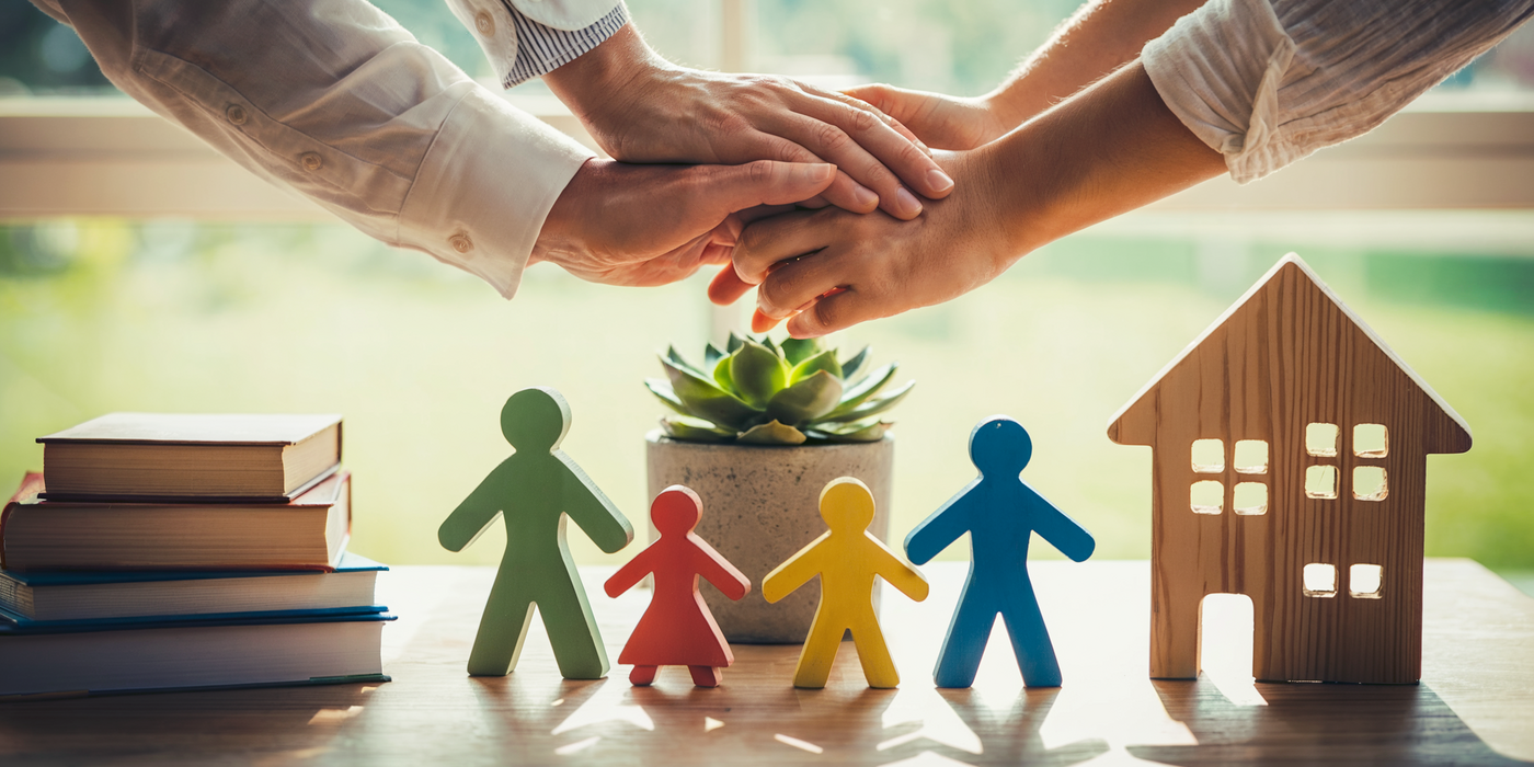 Familie, Hände symbolisieren Zusammenhalt, Holzfiguren