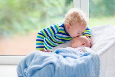 Ein Geschwisterkind ist ein großes Glück, aber wie schafft es die Familie, den unterschiedlichen Bedürfnissen der Kinder gerecht zu werden?