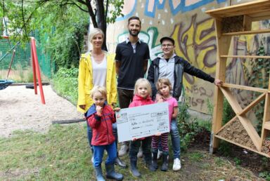 Kita in der Louise erhält Spende für Gartenprojekt