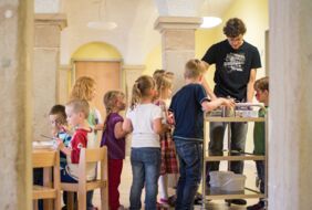 gern backen und kochen die Kinder in unserer Kinderküche – danach werden die Kreationen natürlich gemeinsam verspeist