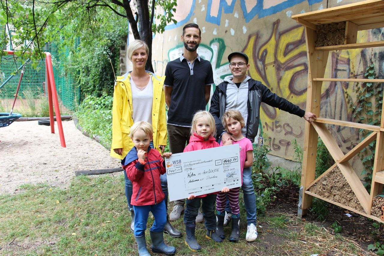 Kita in der Louise erhält Spende für Gartenprojekt