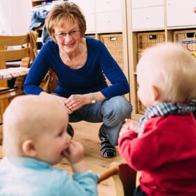 Auch mal etwas ohne Kinder erledigen können: … die Ehrenamtliche umsorgt derweil liebevoll den Nachwuchs.