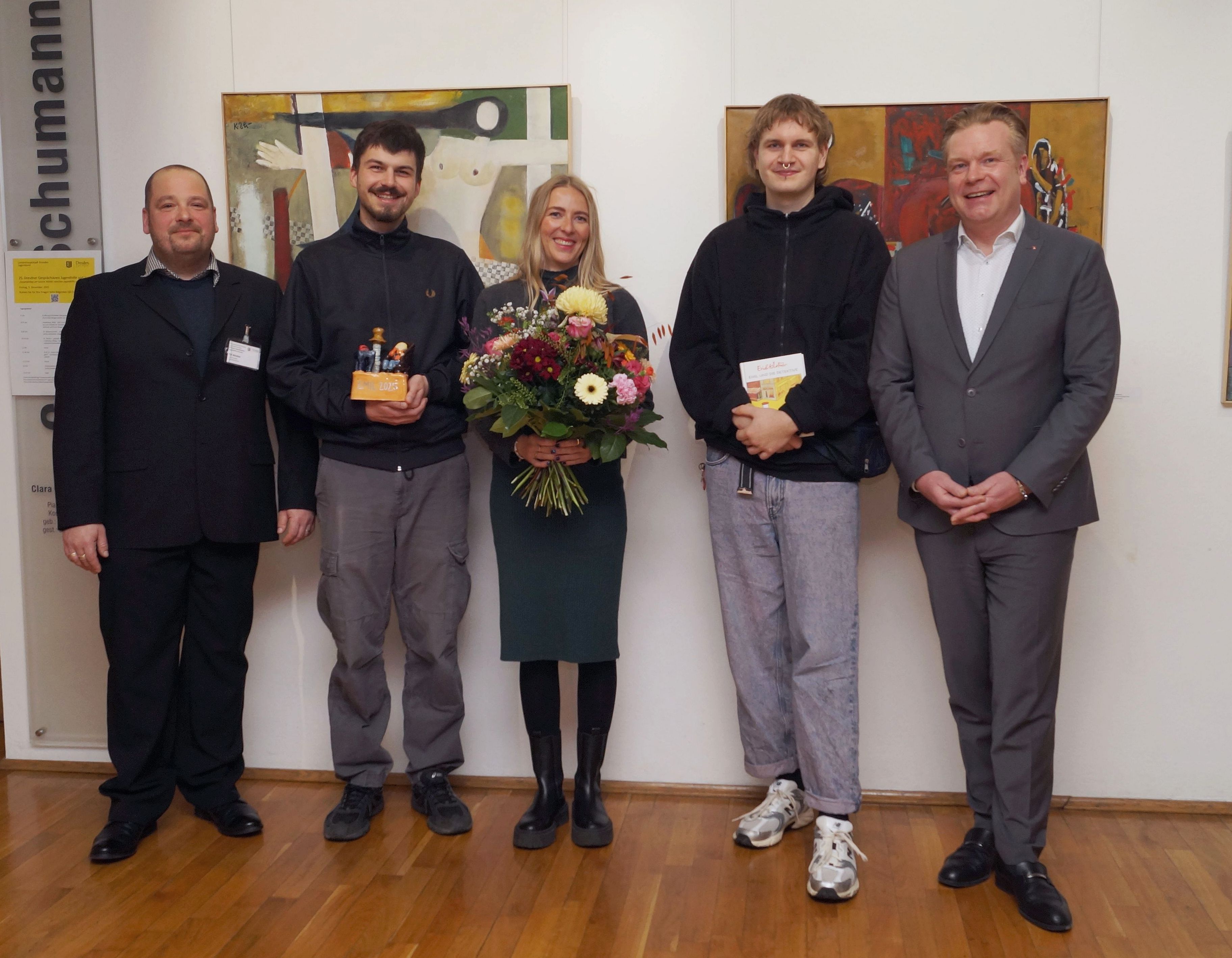 Bei der Emil-Verleihung: Till Winkler (Sachgebietsleiter Jugendhilfe im Strafverfahren), Johannes Schöne (Sozialarbeiter im Kinder- und Jugendtreff Louise), Maria Hoffmann (Fachbereichsleitung bei Malwina e. V.), Mika Wolff (Praktikant in der Ausbildung zum Erzieher), Lars Wätzold (Vorstand der Dresdner Stiftung Soziales und Umwelt der Ostsächsischen Sparkasse Dresden). v.l.n.r. – Foto: Stefan Bistrosch